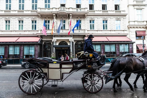 奥地利维也纳 2022年10月14日 位于奥地利维也纳Innere Stadt的Sacher酒店 Sacher Hotel 的立面 这是一座经典的带有马车和司机的建筑 — 图库照片