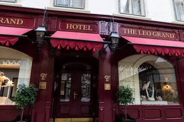 Viyana, Avusturya - 14 Ekim 2022: The Leo Grand Hotel cephesi, Innere Stadt, Viyana, Avusturya 'da klasik bir bina