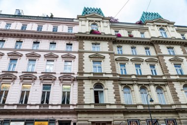 Viyana, Avusturya - 14 Ekim 2022: Innere Stadt, Viyana, Avusturya 'da eski bir klasik binanın cephesi