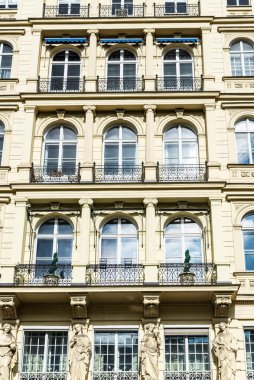 Innere Stadt, Viyana, Avusturya 'da heykelleri olan eski bir klasik binanın cephesi