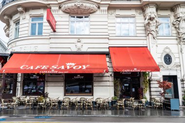 Viyana, Avusturya - 14 Ekim 2022: Wienzeile, Viyana, Avusturya 'daki Savoy Kafe' nin cephesi ve terası