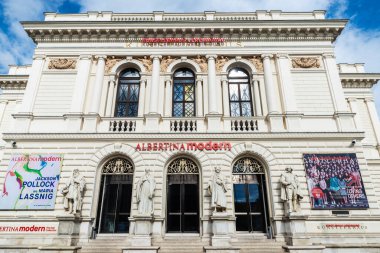 Viyana, Avusturya - 14 Ekim 2022: Albertina Modern Sanat Müzesi Cephesi Viyana, Avusturya 