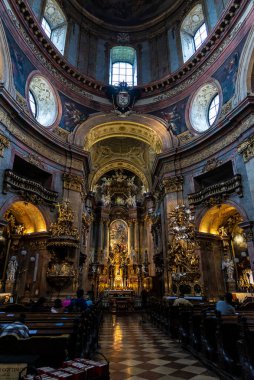 Viyana, Avusturya - 14 Ekim 2022: Peterskirche ya da St. Peter Kilisesi 'nin sunağı Innere Stadt, Viyana, Avusturya