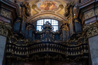 Viyana, Avusturya - 14 Ekim 2022: Innere Stadt, Avusturya 'daki Peterskirche veya St. Peter Kilisesi' nin boru organı