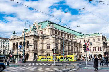 Viyana, Avusturya - 14 Ekim 2022: Innere Stadt, Avusturya 'da Viyana Devlet Operası önünde turist ve insanlarla dolu bir tur otobüsü 