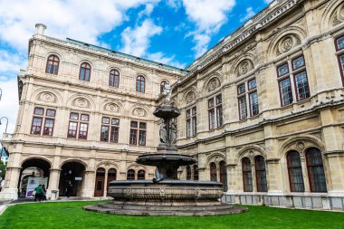 Viyana, Avusturya - 14 Ekim 2022: Innere Stadt, Viyana, Avusturya 'daki insanlarla Viyana Devlet Operası' nın cephesi ve çeşmesi 