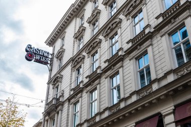 Viyana, Avusturya - 14 Ekim 2022: Karntner Caddesi 'ndeki Casino Wien' in cephesi ve işareti, Viyana, Avusturya 'da bir alışveriş caddesi