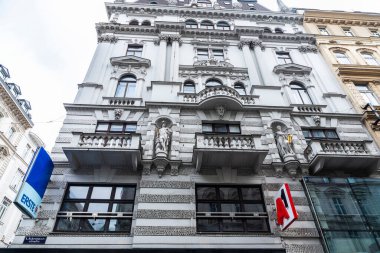 Viyana, Avusturya - 14 Ekim 2022: Avusturya 'nın başkenti Viyana' da bir alışveriş caddesi olan Karntner Caddesi 'ndeki A1 Telekom Avusturya ve Erste bankasının imzası