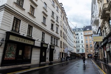 Viyana, Avusturya - 14 Ekim 2022: Innere Stadt, Viyana, Avusturya 'da alışveriş caddesi