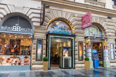 Viyana, Avusturya - 14 Ekim 2022: Bijou Brigitte, Wellendorff ve Rauch, Graben Caddesi 'ndeki lüks kuyumcu, Innere Stadt, Viyana, Avusturya