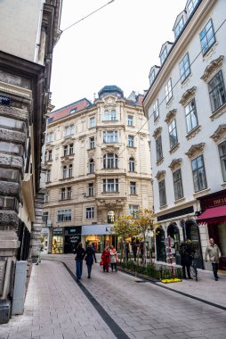 Viyana, Avusturya - 14 Ekim 2022: Innere Stadt, Viyana, Avusturya 'da alışveriş caddesi