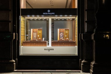 Viyana, Avusturya - 16 Ekim 2022: Bucherer, Innere Stadt, Avusturya 'daki bir alışveriş caddesinde Patek Philippe yazılı lüks mücevher