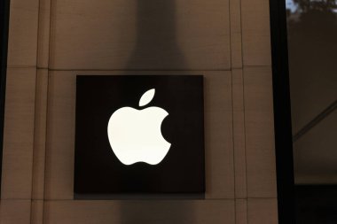 Viyana, Avusturya - 16 Ekim 2022: Innere Stadt, Viyana, Avusturya 'da geceleyin bir Apple mağazası tabelasının kapatılması