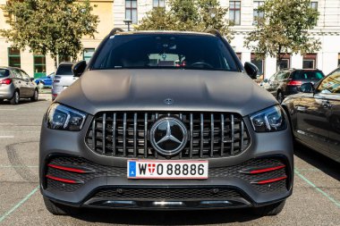 Viyana, Avusturya - 17 Ekim 2022: Gri Mercedes Benz AMG SUV Viyana, Avusturya 'da bir caddeye park edilmiş. 