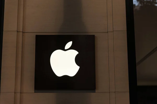 Vienna Austria October 2022 Closeup Sign Apple Store Night Innere Imágenes De Stock Sin Royalties Gratis
