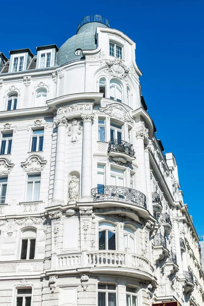 Fassade Eines Klassischen Altbaus Mit Statuen Der Inneren Stadt Wien — Stockfoto