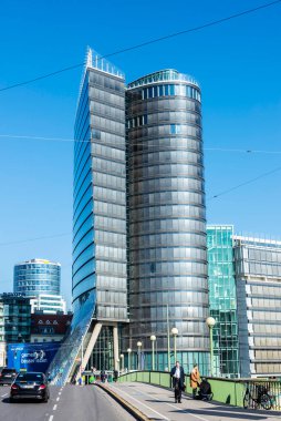 Viyana, Avusturya - 18 Ekim 2022: Uniqa Kulesi, UNIQA Sigorta Grubu AG 'nin merkezi, Tuna Kanalı etrafındaki insanların bulunduğu modern ofis binası, Leopoldstadt, Viyana, Avusturya