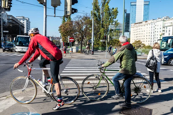 Viena Austria Octubre 2022 Gente Bicicleta Calle Parada Semáforo Viena — Foto de Stock