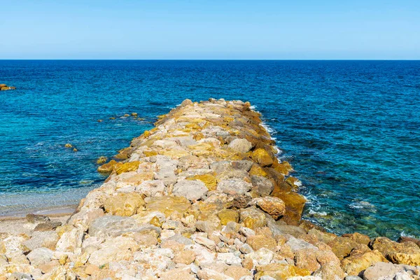 西班牙加泰罗尼亚塔拉戈纳Ametlla Mar海滩边的防波堤或腹地 — 图库照片