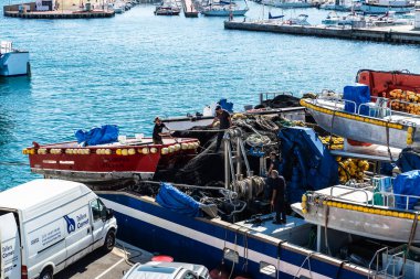 L Ametlla de Mar, İspanya - 11 Mayıs 2022: Ametlla de Mar, Tarragona, Katalonya, İspanya limanına demirlemiş işçilerle dolu ton balığı çanta seiner gemisi