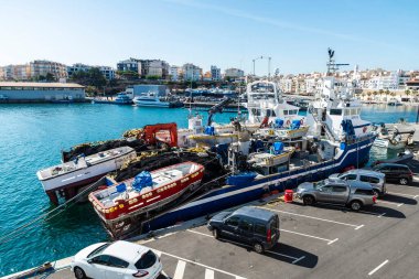 L Ametlla de Mar, İspanya - 11 Mayıs 2022: Ton balığı seiner gemisi Ametlla de Mar limanına yanaştı, Tarragona, Katalonya, İspanya
