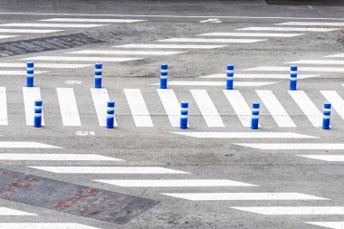 Barcelona, Katalonya, İspanya 'da boş bir otopark ve yaya geçidine genel bakış