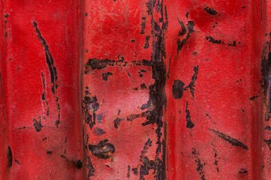 Soyut arka plan darbeleri olan eski kırmızı paslı bir konteynırın yakın plan görüntüsü.
