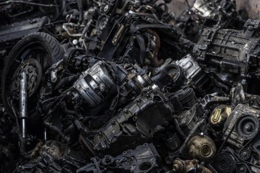 Motorlu konteynır, motor parçaları ve geri dönüşüm için hurda metal yığını haline gelmiş arabalar. 