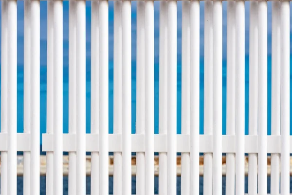 抽象的な背景として青い空と海に対する白い柵のバー — ストック写真
