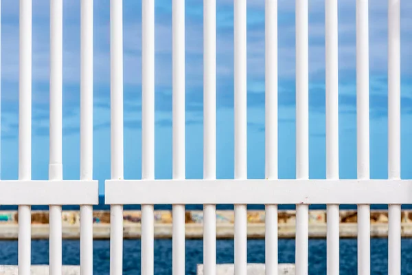 Tyče Bílého Plotu Proti Modré Obloze Moři Jako Abstraktní Pozadí — Stock fotografie
