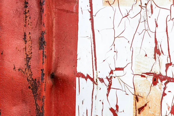 抽象的な背景として打撃と古い赤と白の錆びたコンテナのクローズアップ — ストック写真