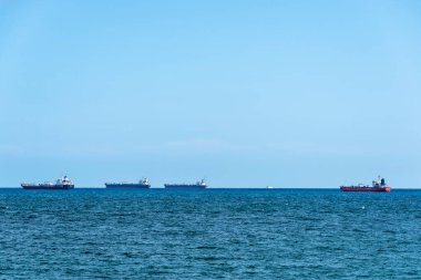 Akdeniz 'de ilerleyen dört tanker gemisi Barcelona, Katalonya, İspanya' nın yanında.