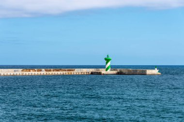 Katalonya, İspanya 'daki Barselona limanında bir dalgakıran ya da deniz kıyısındaki deniz feneri