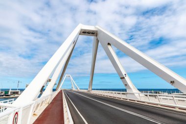 Barselona, Katalonya, İspanya limanı üzerinde Porta Europa adı verilen asma köprü veya basküle köprüsünün perspektifi