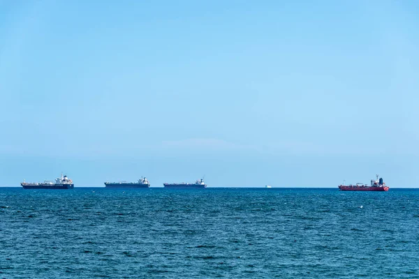 在西班牙加泰罗尼亚巴塞罗那附近地中海航行的四艘油轮 — 图库照片