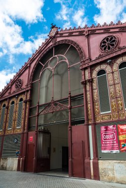 Barselona, İspanya - 17 Nisan 2023: Mercat de Sant Antoni 'nin cephesi, Barcelona, Katalonya, İspanya' da gıda pazarı
