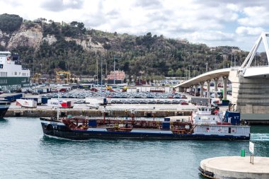 Barcelona, İspanya - 17 Nisan 2023: Petrol Ürünleri Tanker Şirketi 'nden Petrobay Barcelona, Katalonya, İspanya limanında yelken açıyor