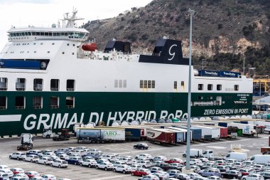 Barselona, İspanya - 17 Nisan 2023: Grimaldi hibrit kargo gemisi Barselona, Katalonya, İspanya limanındaki yük vagonları ve arabalarla yükleme iskelesine demirledi
