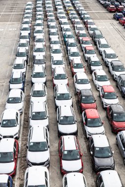 Barselona, İspanya - 17 Nisan 2023: Barcelona, Katalonya, İspanya yükleme iskelesine nakledilmeyi bekleyen yeni arabalar. 