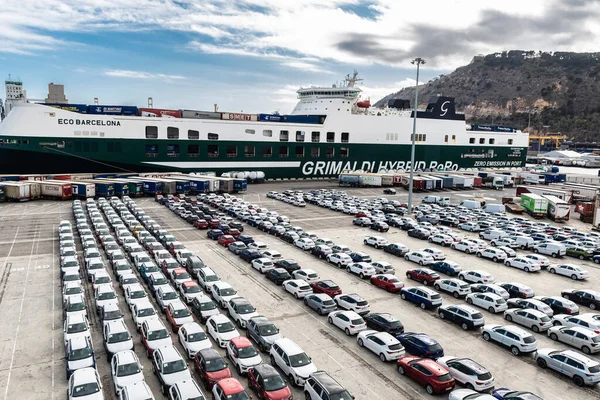 スペインのバルセロナ 2023年4月17日 グリマルディハイブリッド貨物船は スペインのカタルーニャ州バルセロナ港にコンテナトレーラーと車を積載ドックに係留 — ストック写真