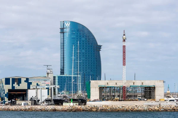 西班牙巴塞罗那 2023年4月17日 巴塞罗那港造船厂和西班牙加泰罗尼亚巴塞罗那韦拉酒店的景观 — 图库照片