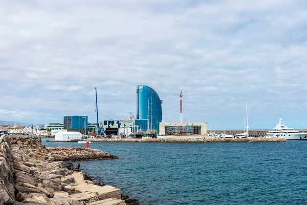 西班牙巴塞罗那 2023年4月17日 巴塞罗那港造船厂和西班牙加泰罗尼亚巴塞罗那韦拉酒店的景观 — 图库照片