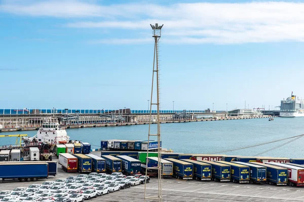 Barcelona Spanien April 2023 Lastbrygga Med Containersläp Och Bilar Hamnen — Stockfoto