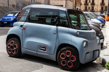 Palermo, İtalya - 13 Mayıs 2023: Citroen Ami, Palermo, Sicilya, İtalya 'da iki koltuklu küçük elektrikli araç.