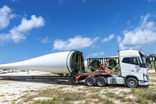 トラパニ シチリア島 イタリアの再生可能エネルギー生産のための駐車場に巨大な風力タービンブレードを搭載したトラック — ストック写真