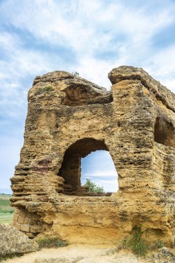 Valle dei Templi 'deki ya da Tapınaklar Vadisi, Agrigento, Sicilya, İtalya' daki mezarların kalıntıları.
