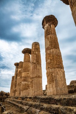 Herkül Tapınağı veya Valle dei Templi 'deki Herkül Tapınağı veya Tapınaklar Vadisi, Agrigento, Sicilya, İtalya