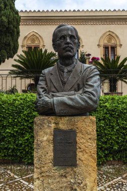 Valle dei Templi 'deki Villa Aurea' daki Sör Alexander Hardcastle 'ın bronz heykeli veya Tapınaklar Vadisi, Agrigento, Sicilya, İtalya