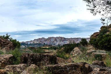 Tapınaklar Vadisi 'nden Agrigento şehri. veya Valle dei Templi Sicilya, İtalya