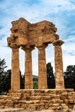 Valle dei Templi 'deki Dioscuri Tapınağı veya Castor ve Pollux Tapınağı veya Tapınaklar Vadisi, Agrigento, Sicilya, İtalya